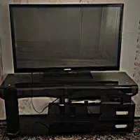 تلویزیون به همراه میز