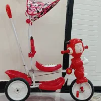 سه چرخه بچه‌گانه قرمز شیک و تمیز