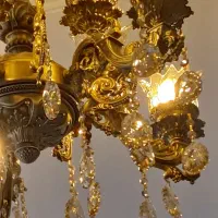 لوستر ۱۰ چراغ و دو میز مبل