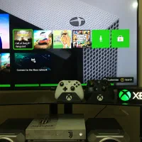 Xbox one s 1TB 2 Controllers