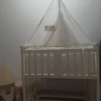تخت کنار مادر گهواره شو