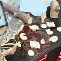 آویزومجسمه چوبی