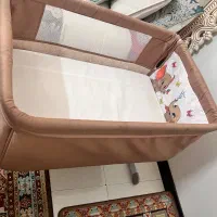 تخت کنار مادر