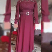 لباس مجلسی زرشکی  یک پوشیده شده
