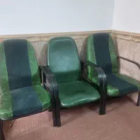 ۶ عدد صندلی مبلی اداری و ۱ عدد میز عسلی در حد نو