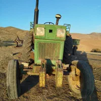 یک عدد تراکتور کشاورزی