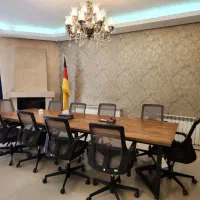 میز-کار-در-مجتمع-دفتر-کار-اشتراکی-ارتباط