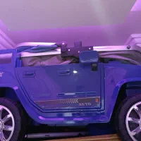 ماشین شارژی. کودک نیاز به تعمیر دار داره.