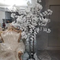 تعدادی درختچه شکوفه مصنوعی صورتی و سفید نو