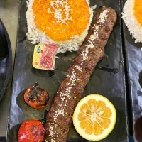 کمک اشپز مسلط به تخته کاری