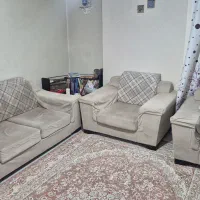 مبل ۴ نفره کرم رنگ به همراه میز وسط و گوشه|مبلمان خانگی و میز عسلی|تهران, مجیدیه|دیوار