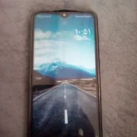 دو عدد گوشی و یک عدد تلویزیون