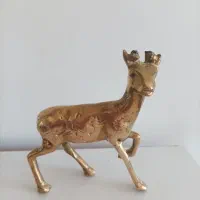 سه تا مجسمه برنجی طلایی