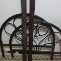 تخت ی نفره فلزی سالم  کفی نداره