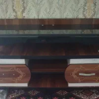 یک تخت خواب با تشک یک میز تولیزون یک کمد تخت خواب