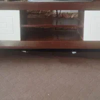 میز تلویزیون به فروش می رسد.