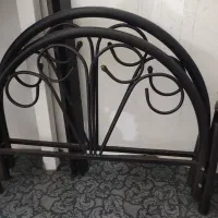 تخت فلزی در حد