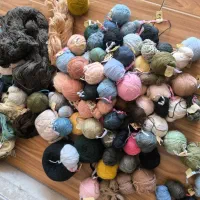 مقداری نخ بافندگی موجوده