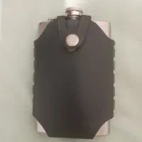 قمقمه جیبی با حفاظ چرمی.
