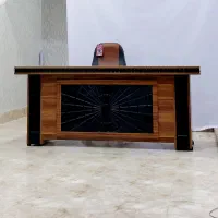 ۱ عدد میز اداری ۱۸۰ سانتی در حد نو