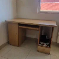 میز تحریر و کامپیوتر