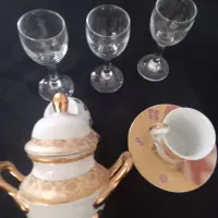 تعدادی ظروف بلور و چینی