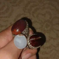 دو انگشتر به همراه یک سنگ اشانتیون