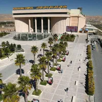 فروشنده خانم برای لباس مجلسی زنانه