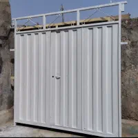 در حیات درب حیاط سه لنگه ماشین رو