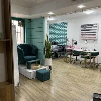 میر ناخن،تخت مژه و تتو،آینه قدی،صندلی پایه استیل|آرایشگاه و سالن‌های زیبایی|قم, نیروگاه|دیوار