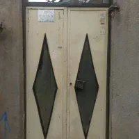 تعدادی در و پنجره آهنی دست دو موجوده