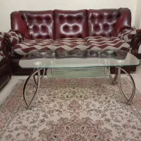 مبل راحتی همراه با میز شیشه ای