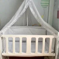 تخت گهواره ای کنار مادر چوبی در حد نو