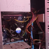 مانیتور، کیس، موس و کیبورد. بلندگو. عینک وی‌آر