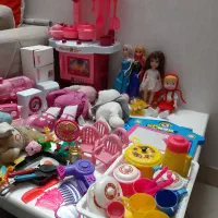 تعدادی اسباب بازی وعروسک