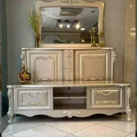 به یک شاگرد برای رنگ کاری چوب