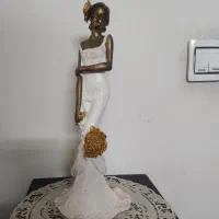 مجسمه وگلدان