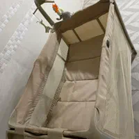 تخت پارک کنار مادر ترک