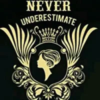 منشی مدیر عامل خانم با ظاهری آراسته