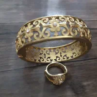 دستبند و انگشتر نگین دار