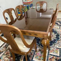 میز غذاخوری شش نفره تمیز همراه با شیشه رویه میز