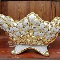 تعدادی ظروف و دکوری طلایی مناسب جهیزیه قیمت با شما