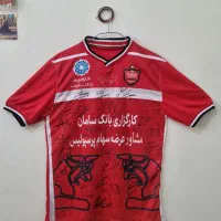 پیراهن پرسپولیس با امضای بازیکنان و کادرفنی