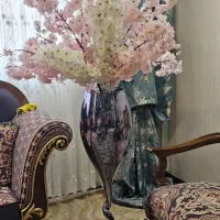 گلدوان کروم و ۳ شاخه گل ژاپنی