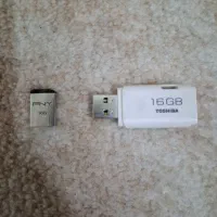دو عدد فلش ۱۶ گیگ و ۱ عدد رم ریدر
