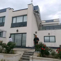 فروش-ویلا-باغچه-400متری-با-بنای-250متری-دوبلکس