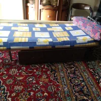 یک عدد میز کامپیوتر و تخت ۱ نفرع جنس چوبش عالیه