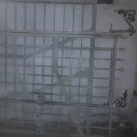 درب آهنی حیاط نرده ای سنگین و دارای نفر رو