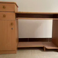 میز تحریر و کامپیوتر
