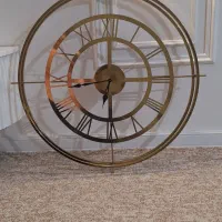 ساعت دیواری طلایی کاملا نو